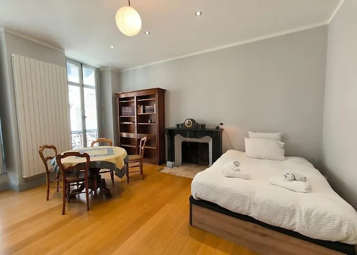 Lägenhet Spacieux-6 Pers-bien Equipe-quartier Du Chateau Pau